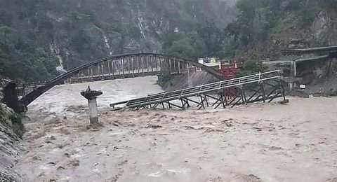 ارتفاع حصيلة الفيضانات في سومطرة الإندونيسية إلى 19 قتيلاً و20 مفقوداً