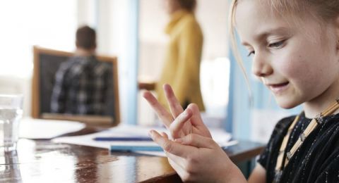 دراسة تحسم الجدل: هل يجب تشجيع الأطفال على العد بالأصابع؟