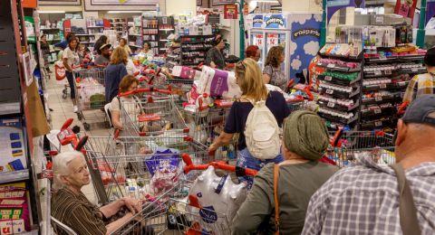 طفرة في تشغيل العمال الأجانب بمتاجر التجزئة في إسرائيل: الشبكات تعتمد آلاف العمال من آسيا