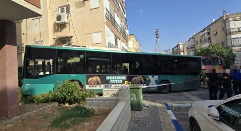 حادث تصادم حافلة بجدار في حولون يُسفر عن عدة إصابات