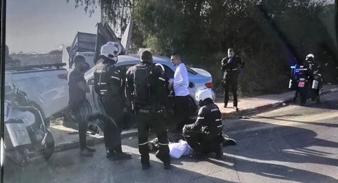 سيارة مشبوهة تهرب من الشرطة وتصدم مواطنين في تل السبع