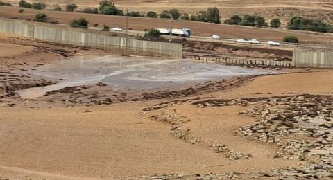 أمطار غزيرة تؤدي لانهيار جزئي بجدار الفصل العنصري