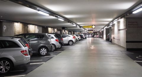 انخفاض رسوم مواقف السيارات في إسرائيل بدءًا من الأسبوع المقبل