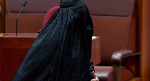 نائب أسترالية ترتدي 