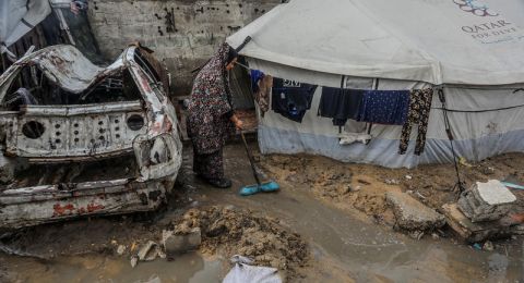 بعد الحرب والجوع..الأمطار تُغرق خيام الفلسطينيين في غزة