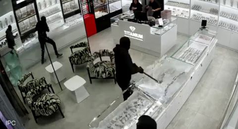 بالفيديو: محاولة سطو فاشلة على محل مجوهرات في أوفاكيم بعد تشغيل نظام “حجب الدخان” الذي أرعب اللصوص