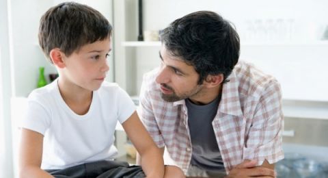 كيف تجعل طفلك واثقًا؟.. خبير نفسي: الحوار مع الطفل أهم من الأوامر المباشرة لبناء شخصيته