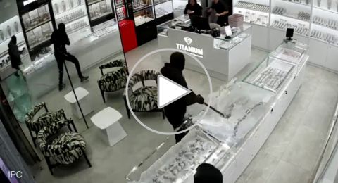 بالفيديو: محاولة سطو فاشلة على محل مجوهرات في أوفاكيم بعد تشغيل نظام “حجب الدخان” الذي أرعب اللصوص