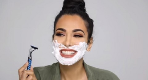 خبيرة تجميل عراقية تحلق ذقنها بشفرة الحلاقة		