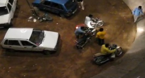 هنود يتحدون الجاذبية ويقودون سياراتهم على الحائط هنود يتحدون الجاذبية ويقودون سياراتهم على الحائط