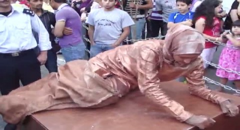 أربعة تماثيل بشرية تظهر فجأة في رام الله