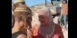 نظرت في عينيه وبصقت بوجهه.. فلسطينيات يستهزئن بمستوطنين اقتحموا قريتهن