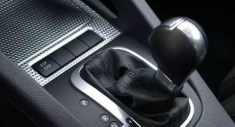 كيف يؤثر استعمال ناقل السرعة الخاطئ على سيارتك؟