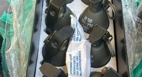 الناصرة: توقيف مشتبه بعد ضبط 8 قنابل يدوية ومئات الطلقات قرب منزله