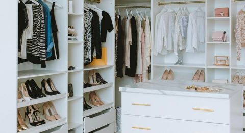 أفكار وحيل مجربة لتنظيم خزانة الملابس مهما كانت صغير
