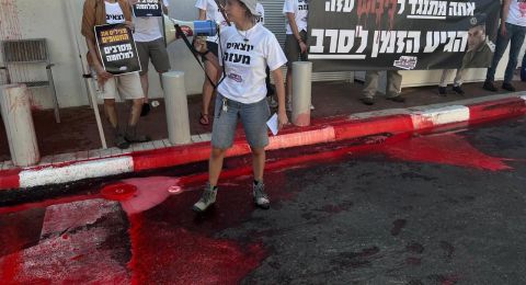 طلاء أحمر على عتبة منزل رئيس الأركان 