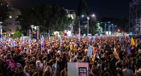 آلاف يتظاهرون في تل أبيب للمطالبة بصفقة لإطلاق سراح المحتجزين