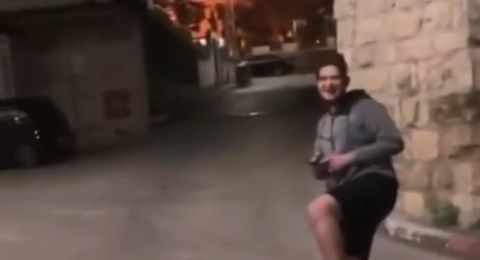 اعتداء صارخ على المقدسات: فيديو لشاب يهودي يتبول على مسجد في أبو غوش