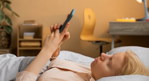 مخاطر استخدام الهاتف فور الاستيقاظ من النوم