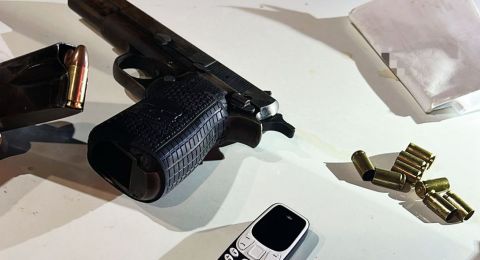 أيقاف سائقًا يقود سيارته  رغم سحب رخصته وتضبط مسدسًا محشوًا بالذخيرة