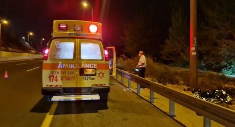 إصابة خطيرة لشاب بانقلاب مركبة 