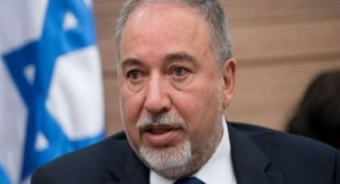 مثير للشفقة ومذعور.. ليبرمان يشن هجوما لاذعا على غانتس