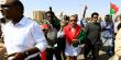 جرحى في صفوف المتظاهرين أمام مقر القيادة العامة للجيش السوداني بالخرطوم