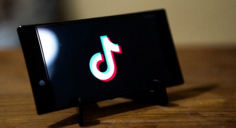 TikTok يحظر استخدام 