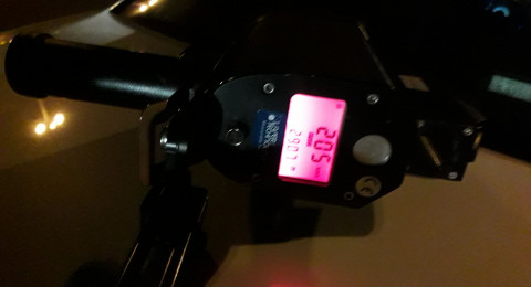 بالصور: مخالفة سائق قاد بسرعة 205 .. وآخر قاد وهو يشرب القهوة!