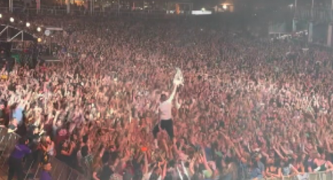 المغني الأمريكي ماكليمور يلوح بالكوفية الفلسطينية خلال حفله في أريزونا- (فيديو)