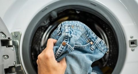 6 خطوات بسيطة لتنظيف الجينز .. ما هي؟