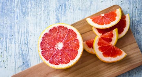 رغم ما يملكه من فوائد.. متى يجب الامتناع عن تناول الغريب فروت؟