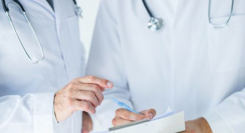 فجوة كبيرة في امتحانات الأطباء: المتفوقون في المركز، وفي الضواحي بالكاد يجتازون الامتحان