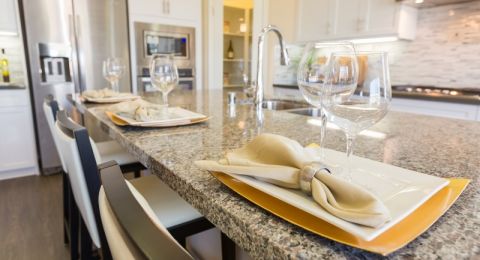 ما هو الأفضل للمطبخ: الجرانيت الأقوى من المسامير أم الكوارتز؟ دليل مفصل