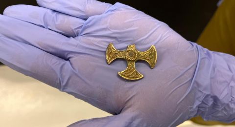 بعد قرون من اختفائها.. قطعة أثرية نادرة تعود لزمن المسيحية الأولى تظهر من جديد