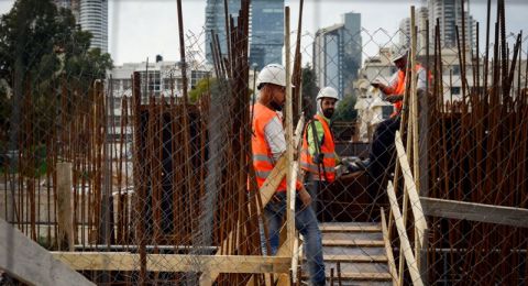 وزير الداخلية الإسرائيلي يصادق على إدخال عمال أجانب إلى قطاع البناء