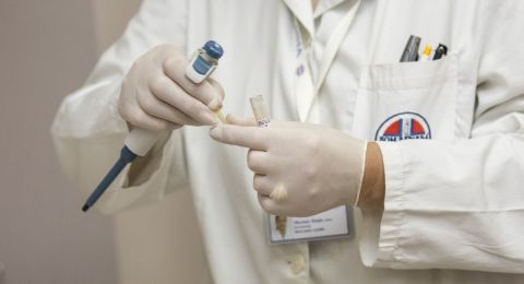 أزمة الاعتراف بالشهادات الطبية لجامعات اوروبا الشرقية: قرارات تهدد مستقبل مئات الطلاب العرب