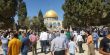 عشرات الآلاف يؤدون صلاة الجمعة بالأقصى