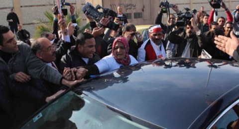 العوا أثناء توجهه الى المحكمة العوا أثناء توجهه الى المحكمة