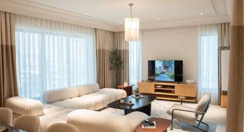 كيفية اختيار أفضل الخامات للستائر وتنسيقها بأناقة مع ديكور منزلك؟