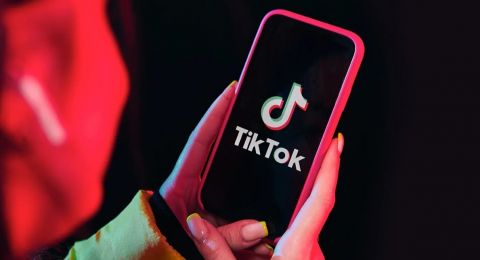 لاحتوائها على تطبيق تيك توك... بيع هواتف مستعملة بأسعار باهظة الثمن!