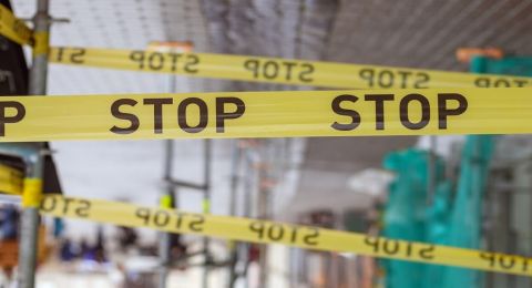 كاميرا مراقبة وثقت الجريمة.. طفلة 15 عاما تتخلص من رضيعة بطريقة مروعة خوفا من الفضيحة