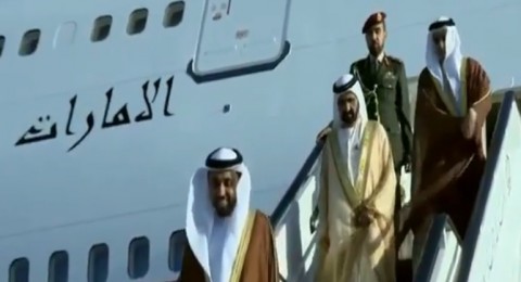 سقوط حاكم دبي من سلم الطائرة على الأرض