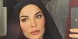 خبيرة مكياج خليجية تحول نفسها إلى نادين نسيب نجيم بالحجاب