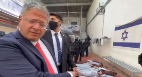 بن غفير يظهر في مقطع فيديو أمام أسرى مقيّدين على الأرض بن غفير يظهر في مقطع فيديو أمام أسرى مقيّدين على الأرض