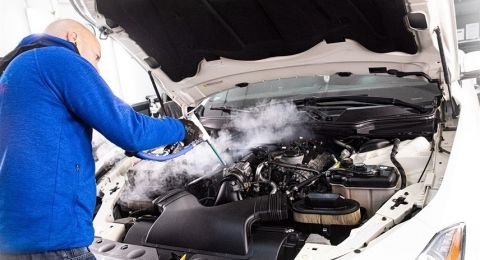 غسل محرك السيارة.. نظافة لكن النتيجة خطيرة