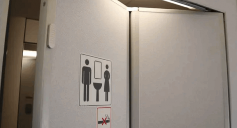 ماذا يحدث عندما تستخدم دورة المياه في حمام الطائرة؟ طيار يكشف تفاصيل مُثيرة