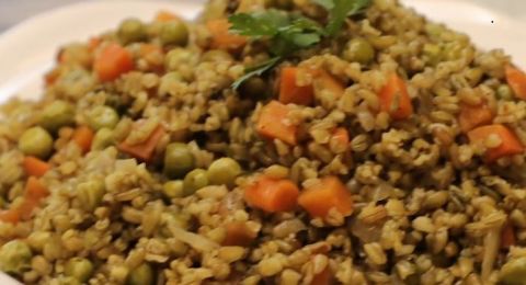 الفريكة بالبازيلاء والجزر