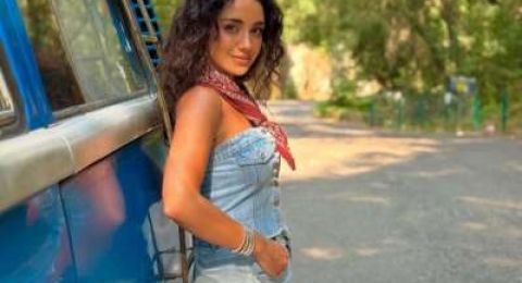 كارلا شمعون تغني تحت سفح الأهرامات بمرافقة الأوركسترا الملكي البريطاني