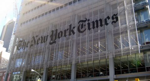 أكثر من 300 شخصية عالمية تقاطع 